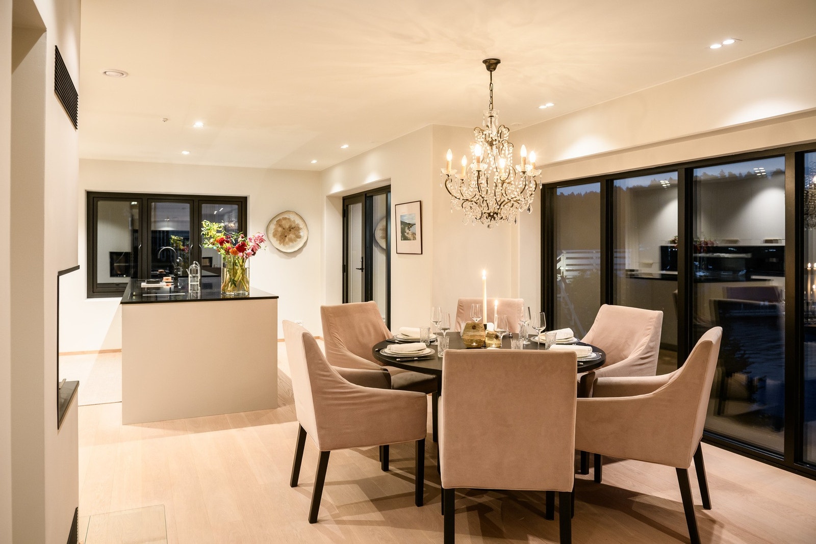 Hyggelig spisestue. Galleribilde