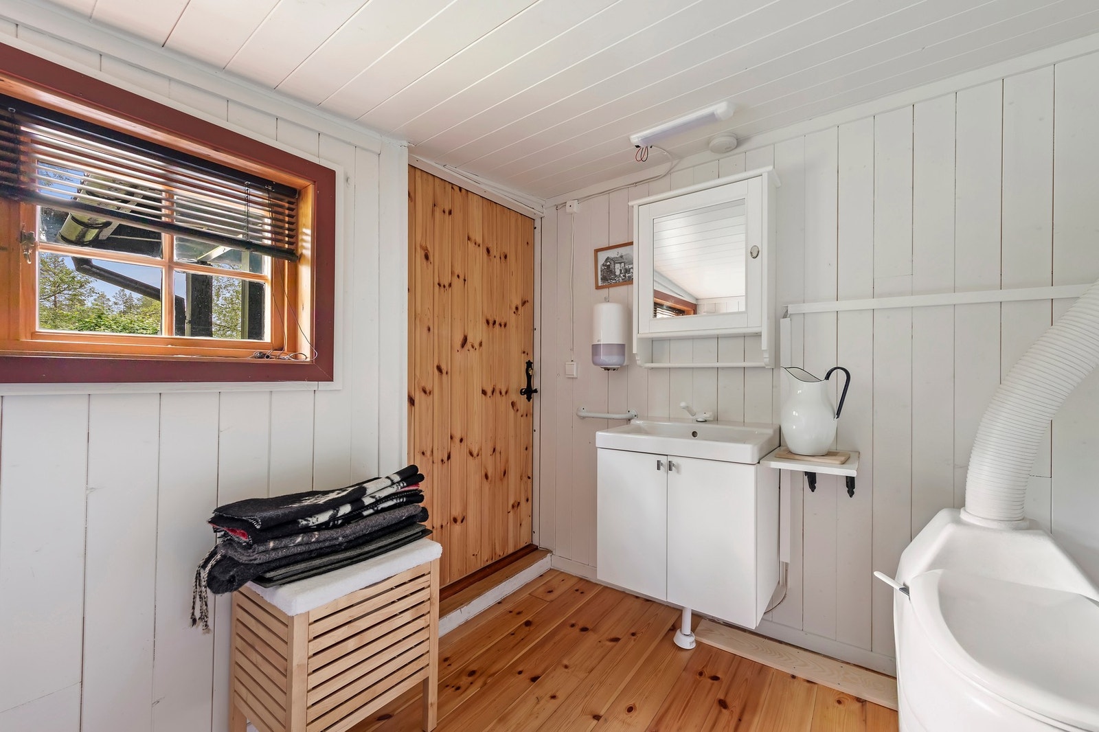 Enkelt toalettrom med avløp til privat grøft Galleribilde