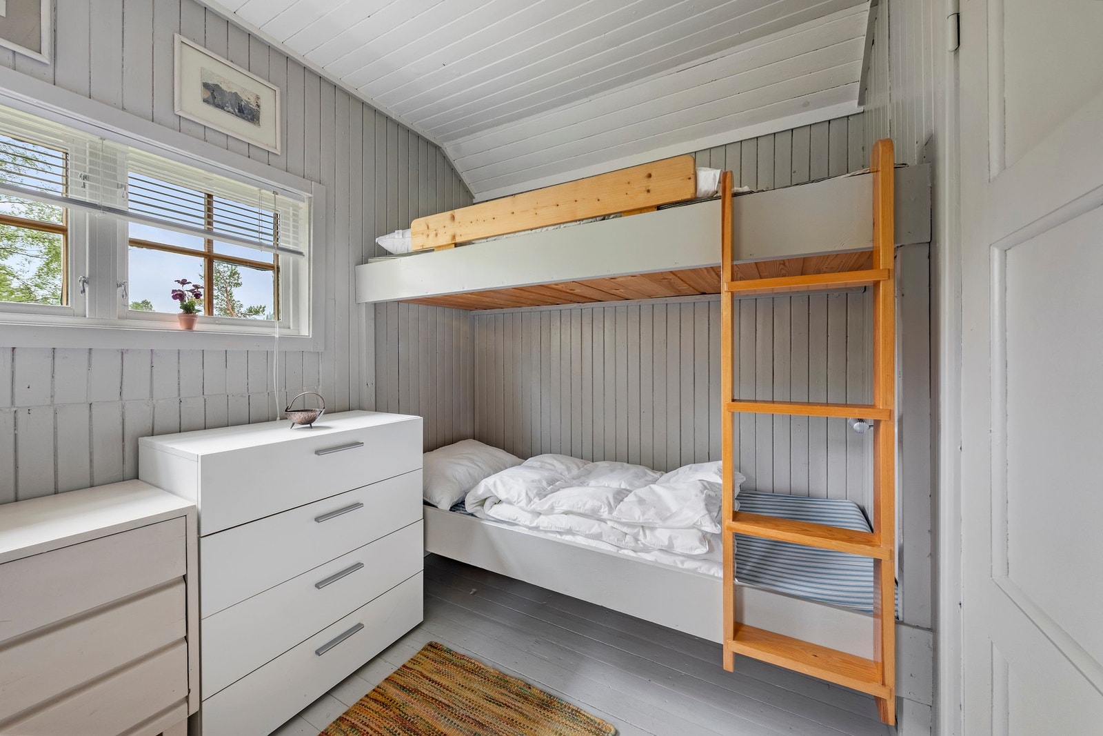 Det er fastmonterte senger på hovedsoverom Galleribilde