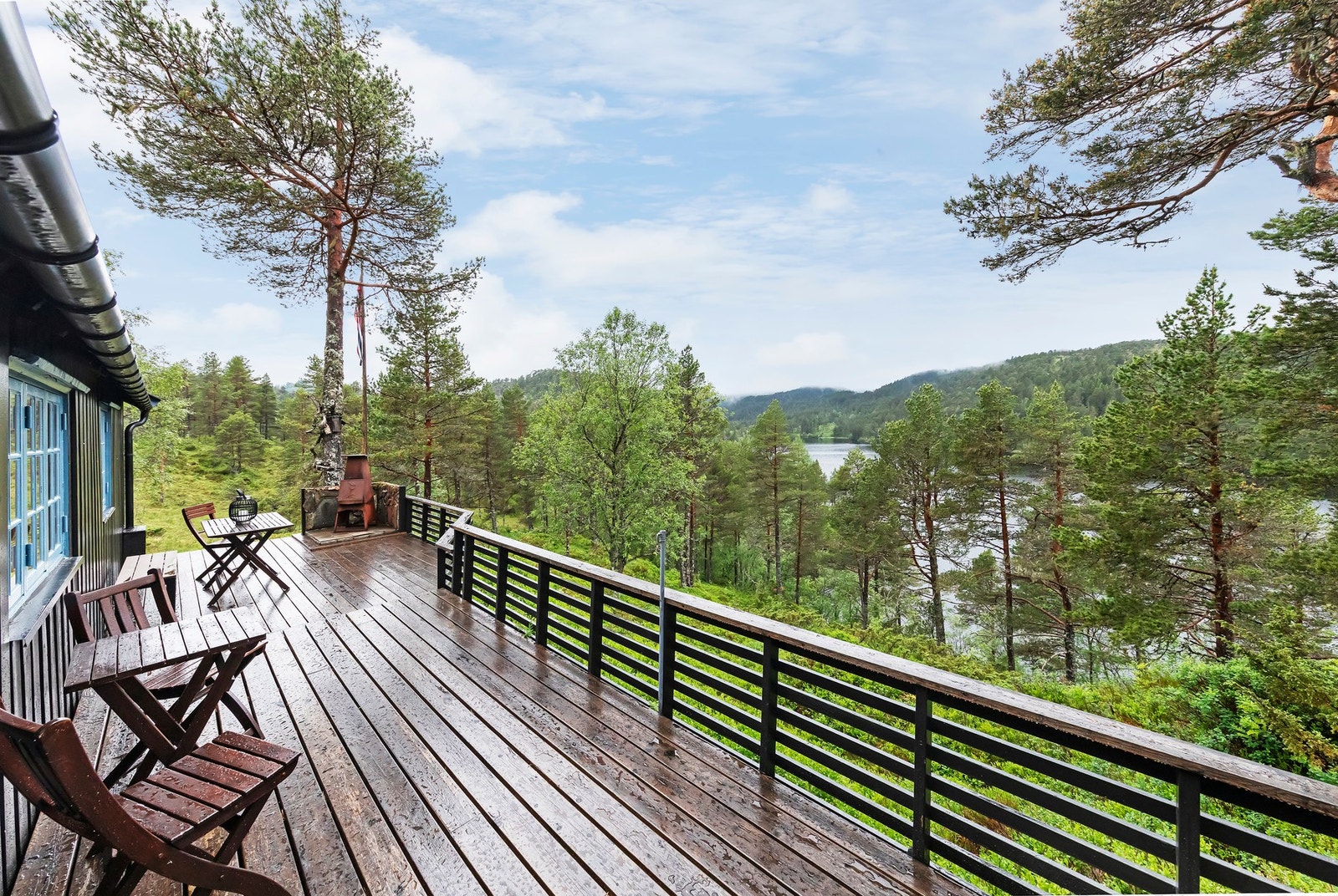 Med en koselig eiendom som denne med umiddelbar nærhet til urørt natur og med storslagen fjellutiskt, ligger alt til rette for opplevelsesrike dager på hytta Galleribilde