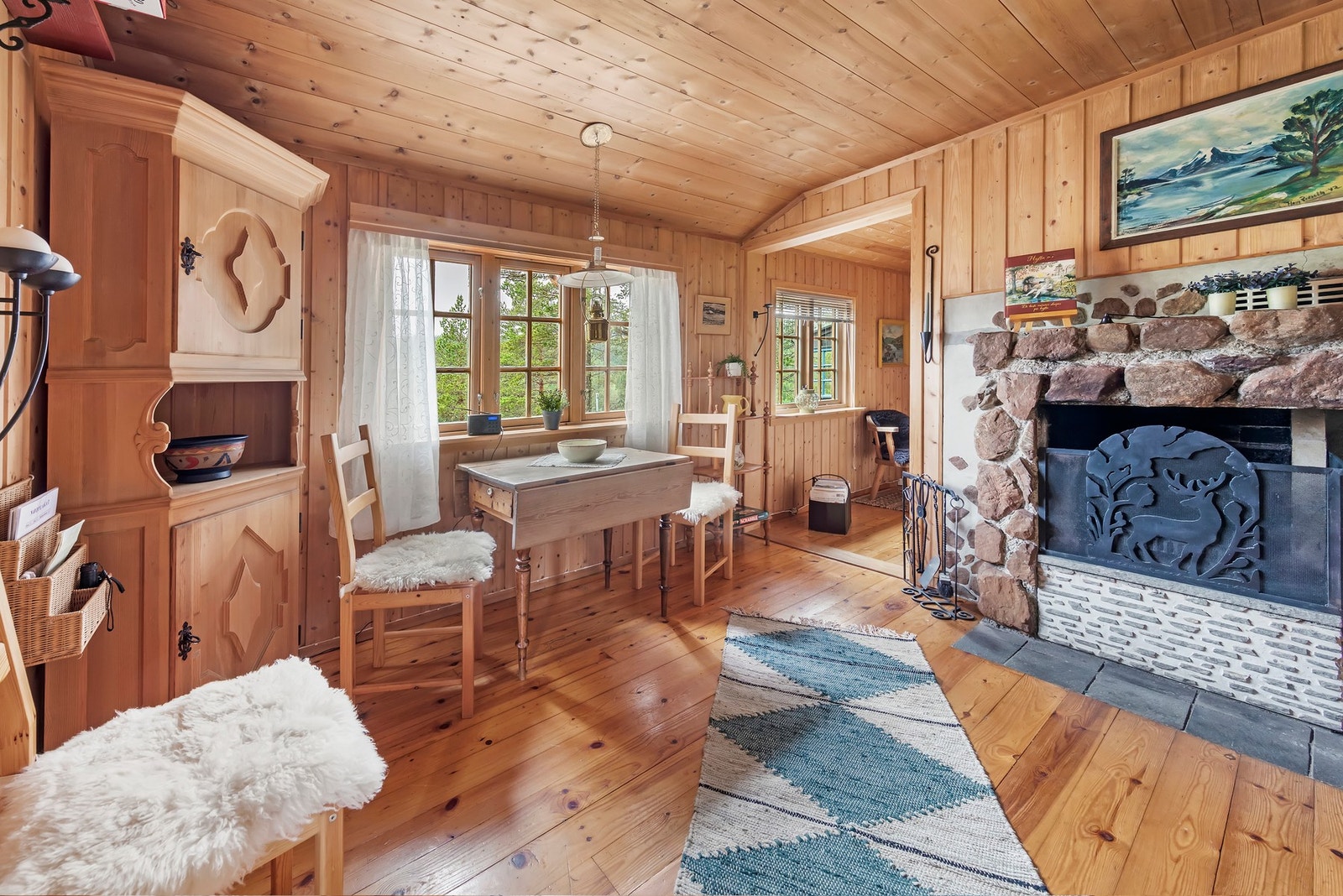 Peis på stue som sørger for en god hyttestemning Galleribilde