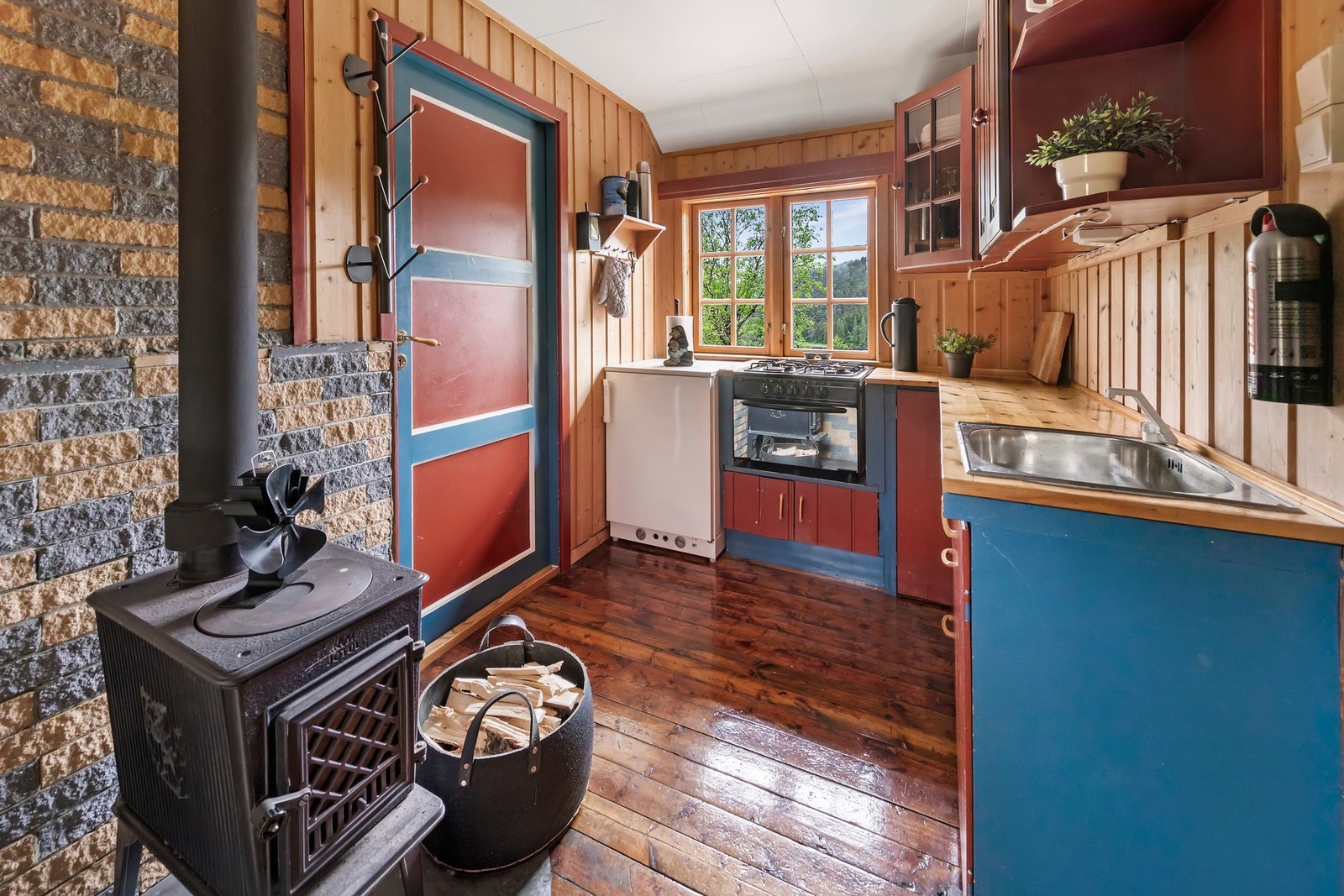 Koselig kjøkken med peisovn Galleribilde