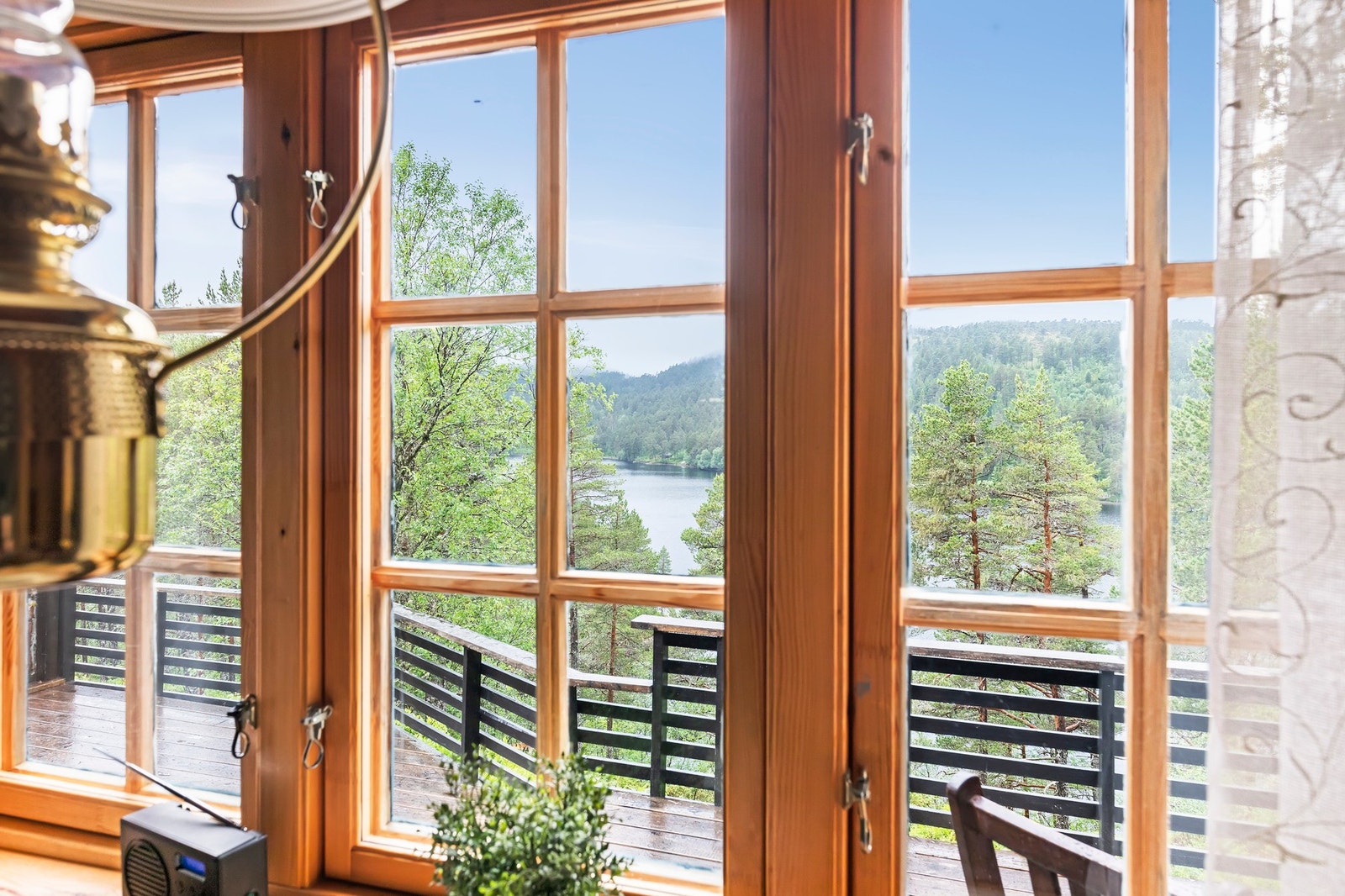 Hytta ligger luftig til , nær Langvatnet med godt fiske og mulighet for bruk av båt Galleribilde