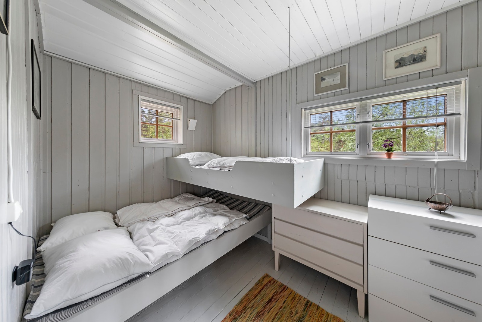 Hovedsoverom med 5 soveplasser og kommoder Galleribilde