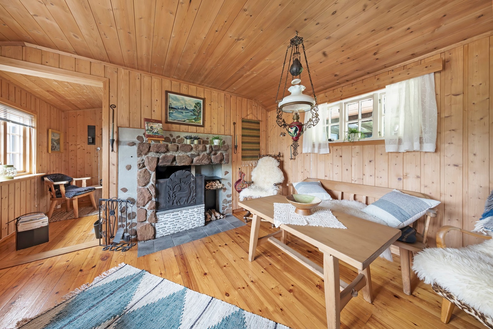 Sjarmerende stue med flere sittegrupper Galleribilde