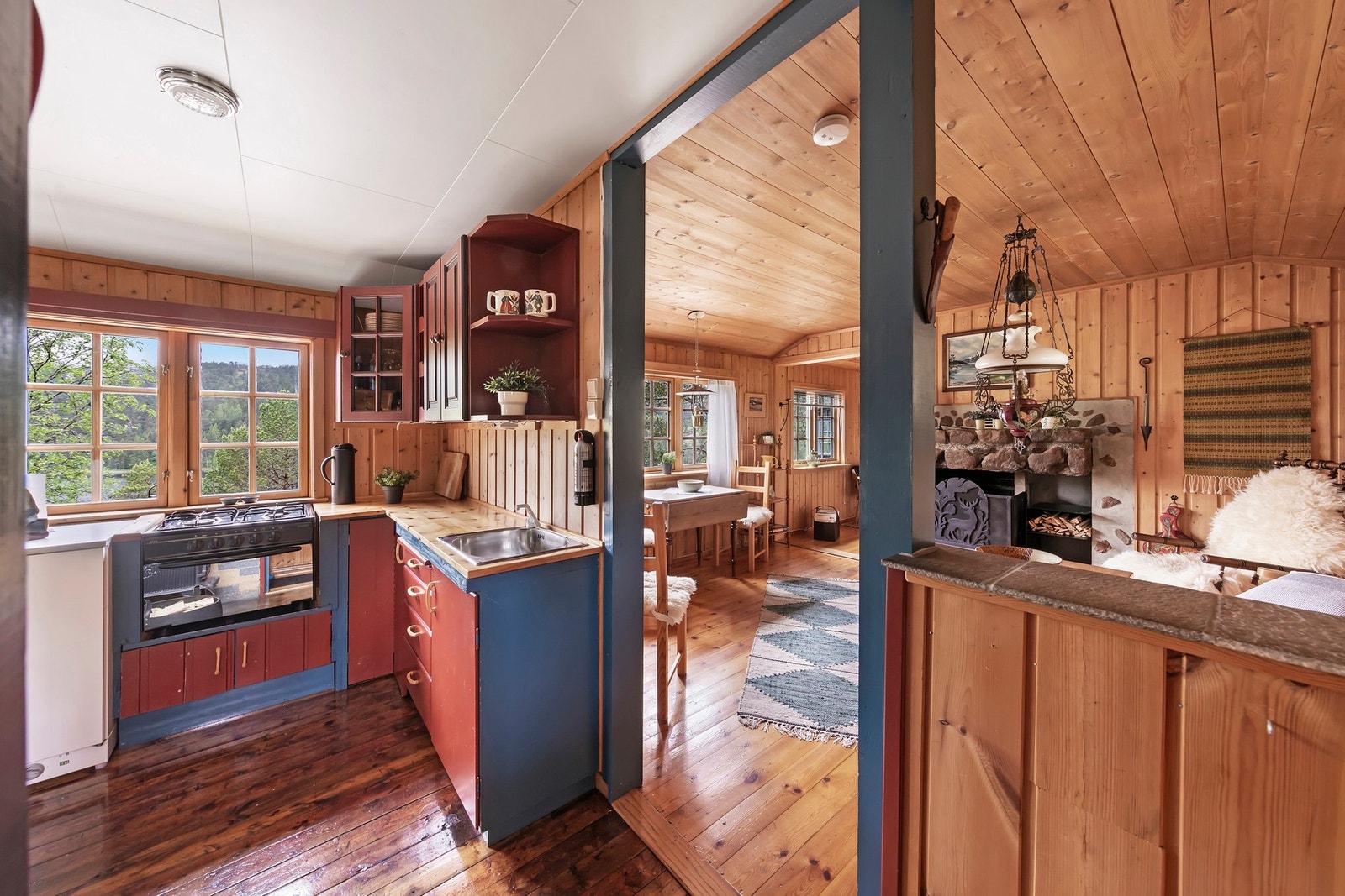 Stue og kjøkken er i åpen løsning Galleribilde