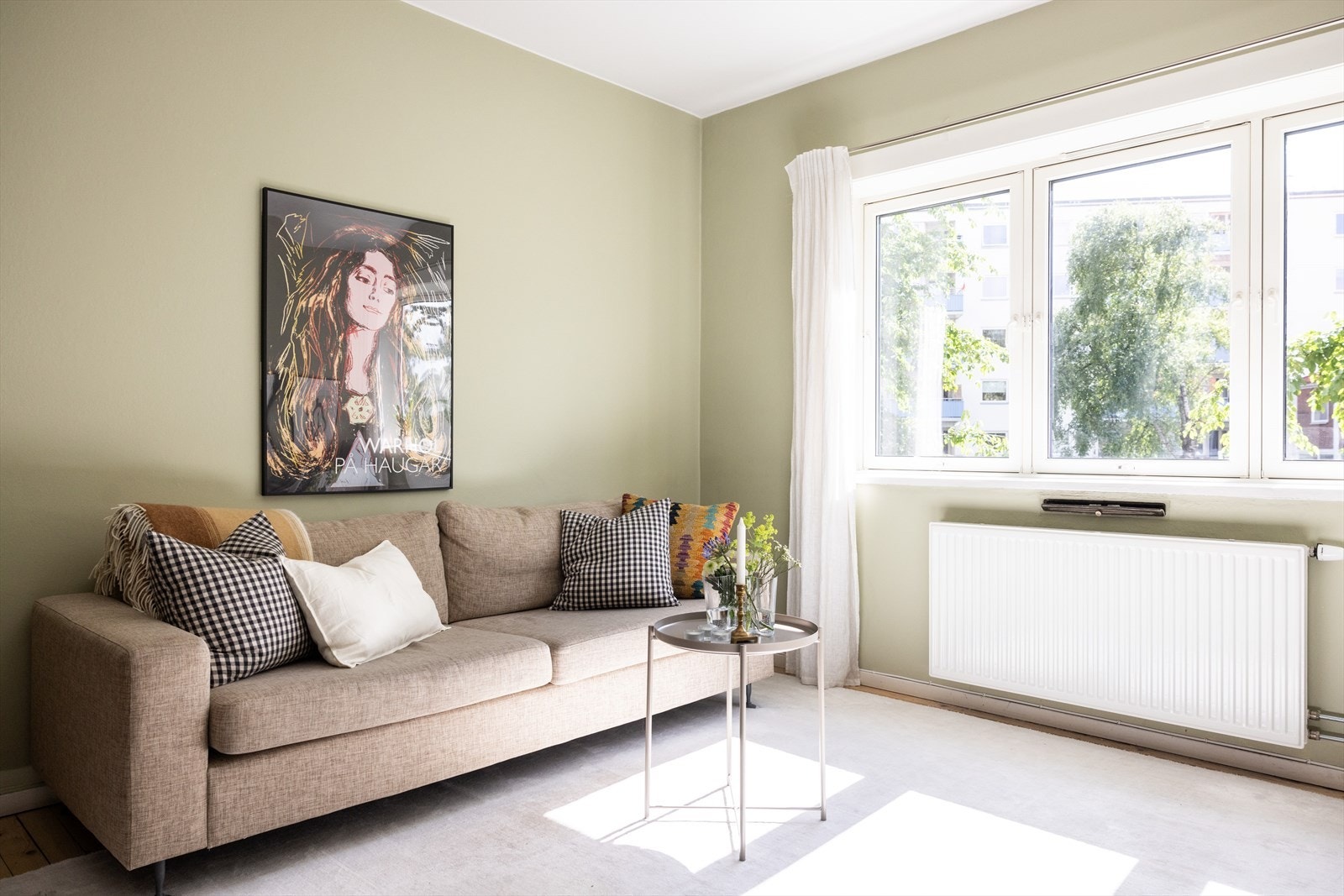 - God plass til sofaseksjon med tilhørende møblement - Galleribilde