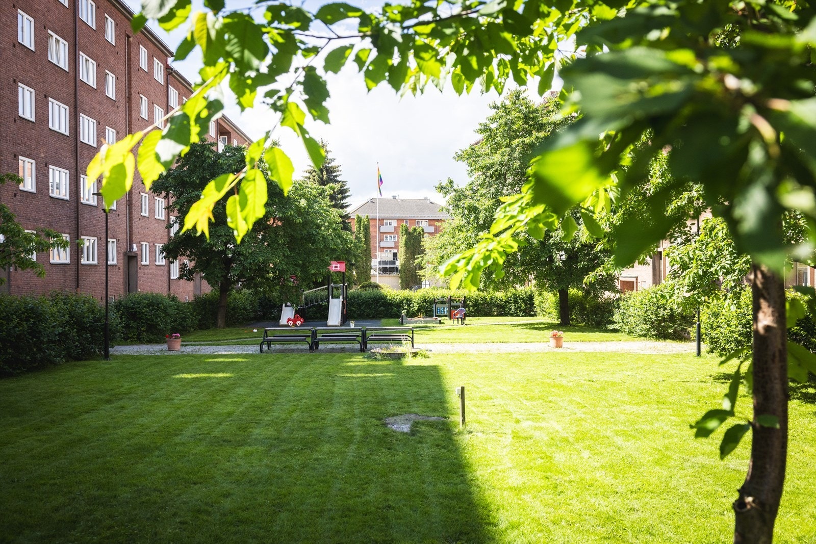 - Borettslaget har en fantastisk bakgård som nærmest fungerer som en liten park hvor man blant annet kan grille, sole seg, spille bordtennis eller bare slappe av - Galleribilde
