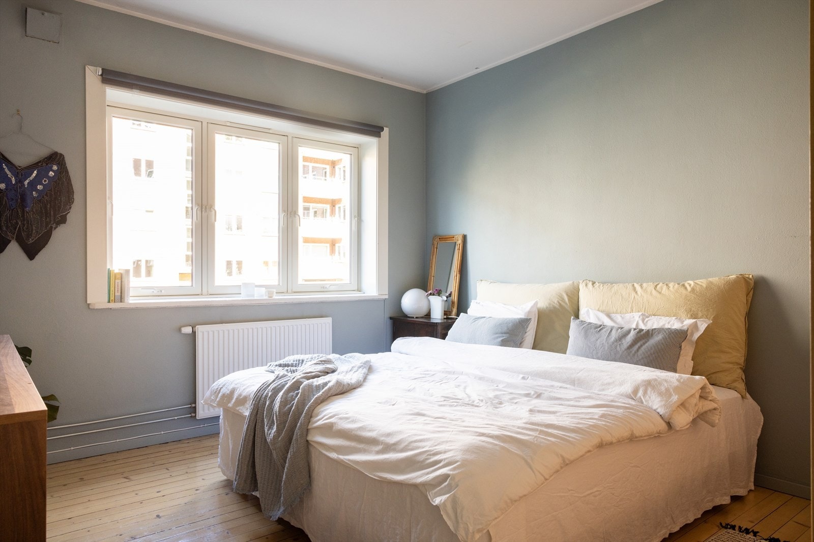 - God plass til dobbeltseng med tilhørende møblement - Galleribilde