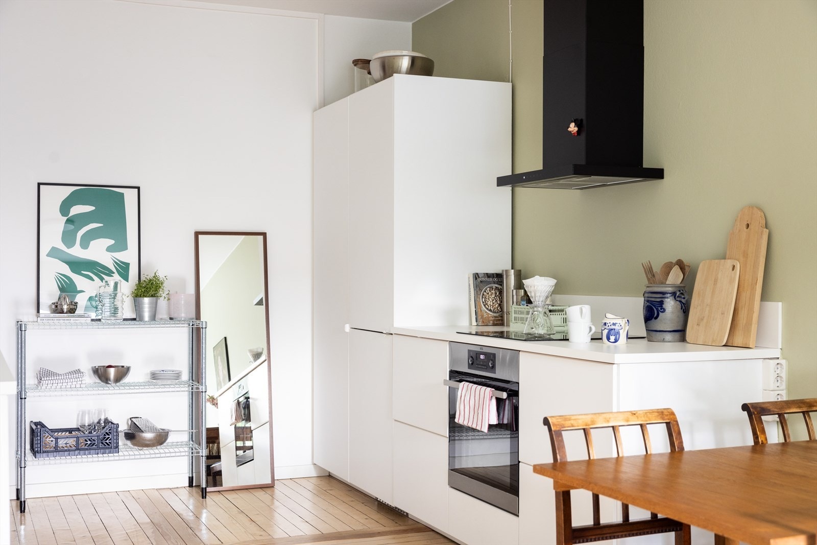 - Kjøkkeninnredning med glatte fronter. Laminat benkeplate med nedfelt vask- og skyllekum - Galleribilde