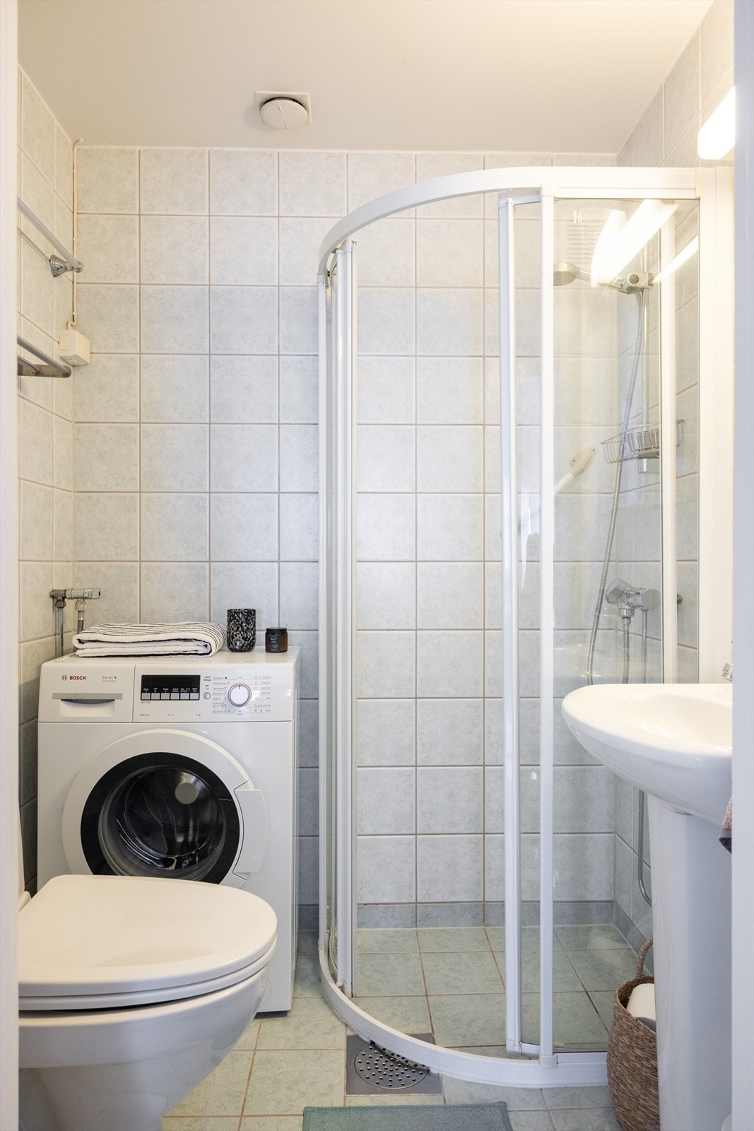 - Innredet med klosett, servant og dusjhjørne med skyvedører - Galleribilde