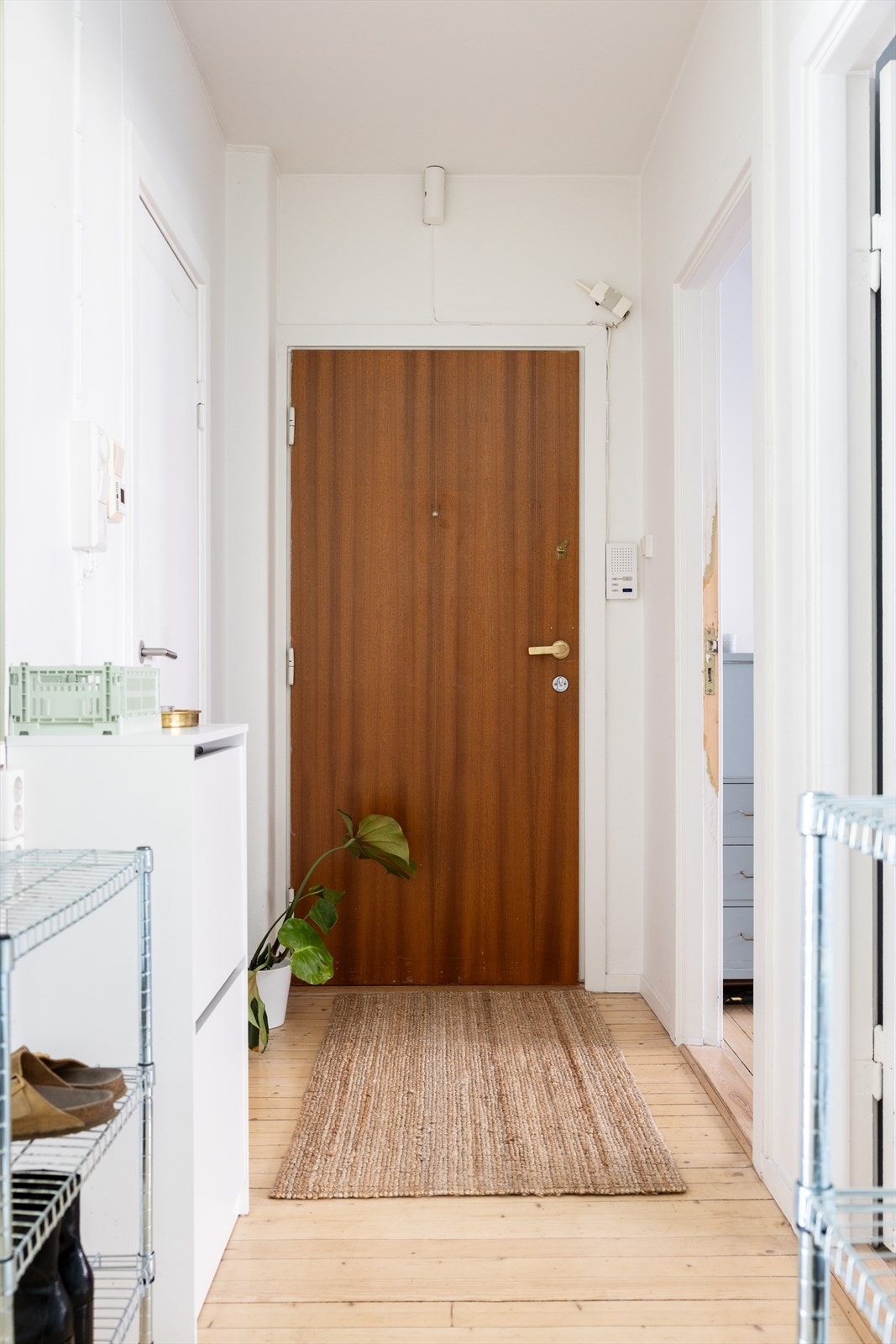 - Lys og innbydende entré som gir et godt førsteinntrykk av leiligheten. God plass til sko og yttertøy - Galleribilde