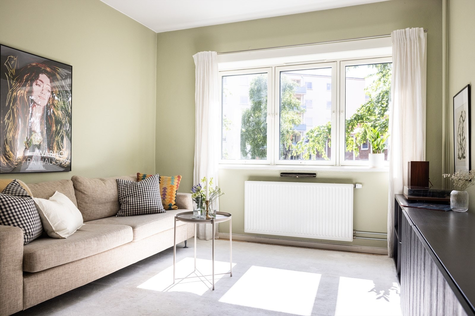 - Leiligheten er malt i delikate og tidsriktige farger - Galleribilde