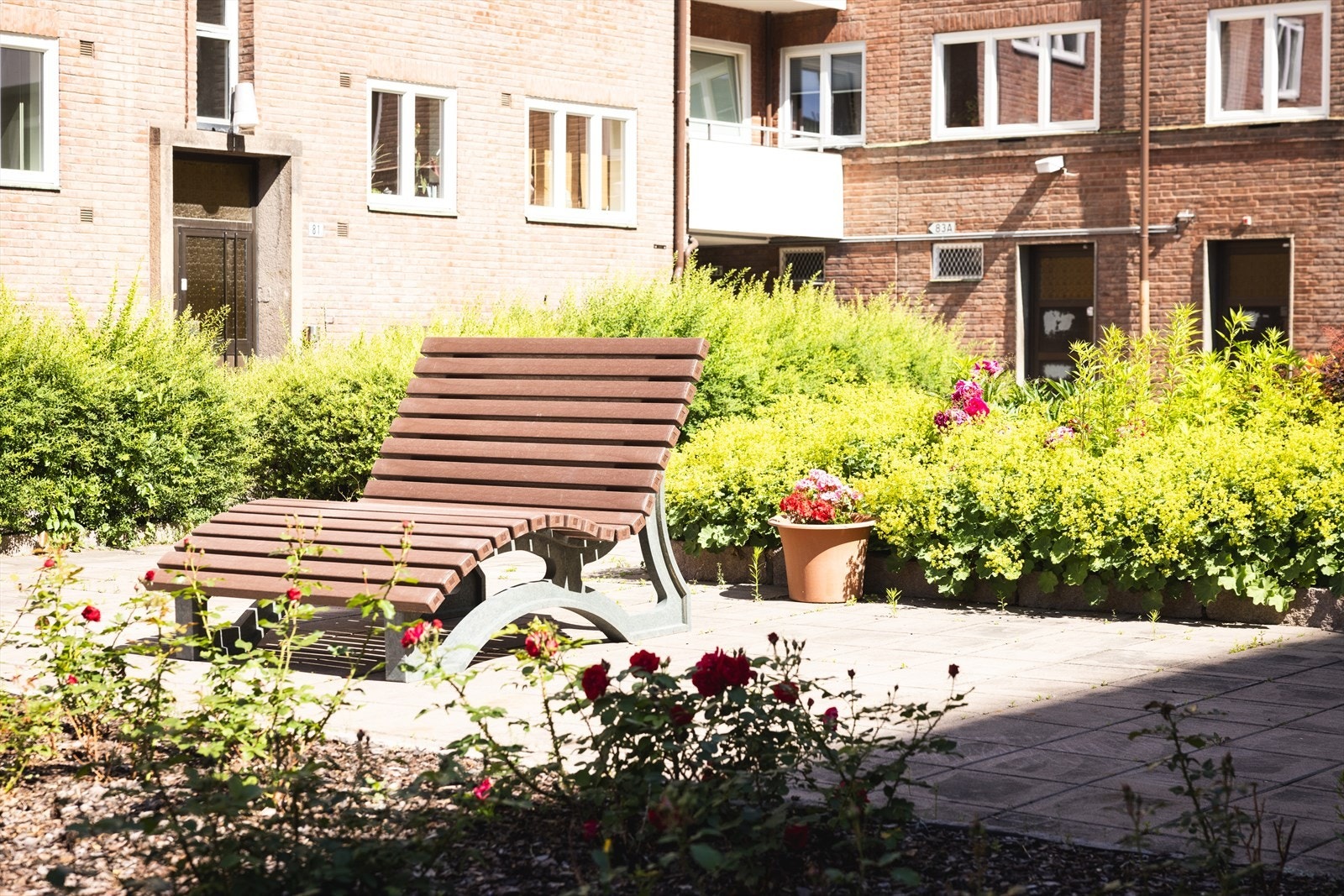 - I bakgården er det massevis av hyggelige forsamlinger hvor blant annet korpset kommer inn på 17. mai og julegrantenning i desember med gløgg og julesanger - Galleribilde