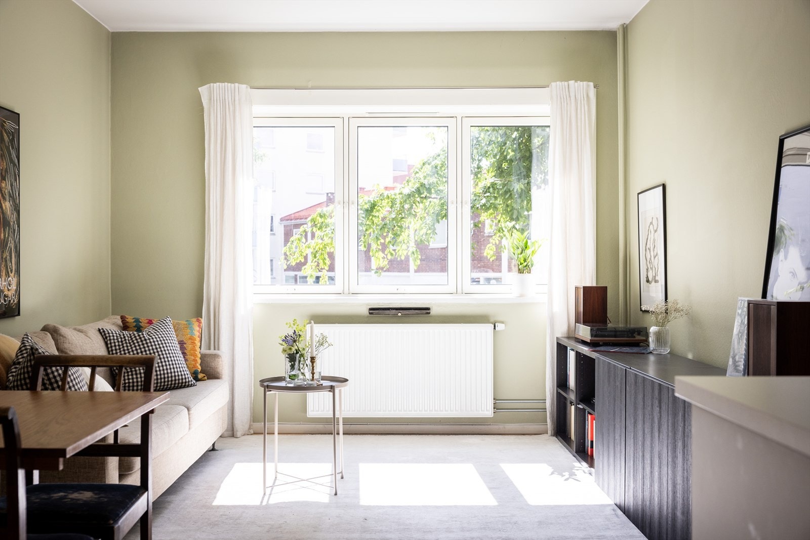 - Store vindusflater som gir rikelig med luft og lys - Galleribilde