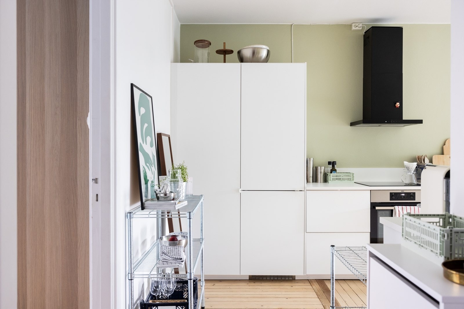 - Integrert platetopp, stekeovn, oppvaskmaskin, kjøleskap og fryseskap. Kullfilterventilator over kokeplass - Galleribilde