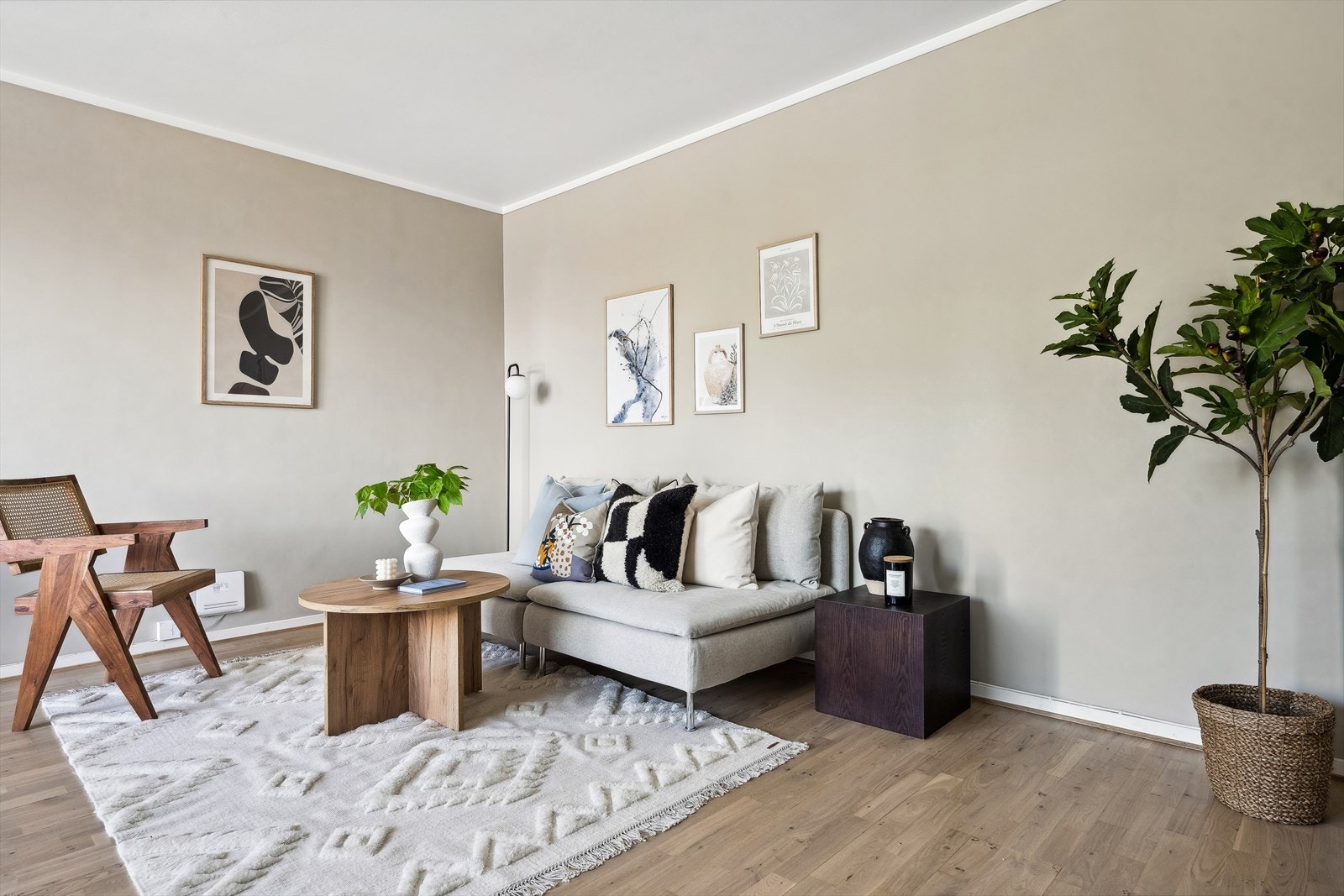 Stuen er stilren med pene overflater og gode innredningsmuligheter Galleribilde