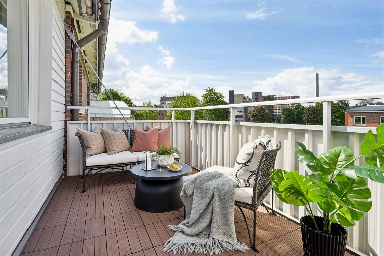 Usjenert sydvestvendt balkong på 8m² med pent utsyn og de beste solforhold Galleribilde