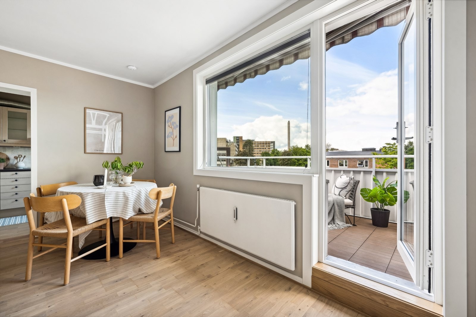 God plass til spisegruppe i naturlig tilknytning til kjøkkenet Galleribilde