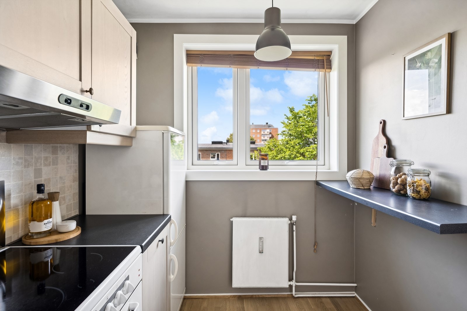 Hyggelig og friskt utsyn fra kjøkkenvinduet Galleribilde