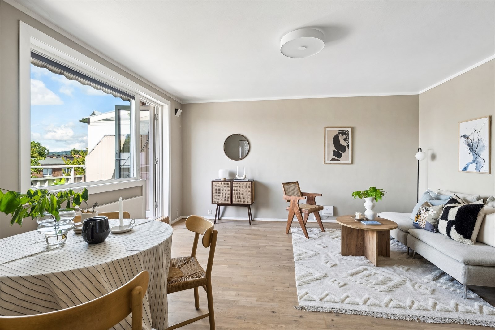 Leiligheten byr på store, gode rom og holder en gjennomgående fin standard Galleribilde