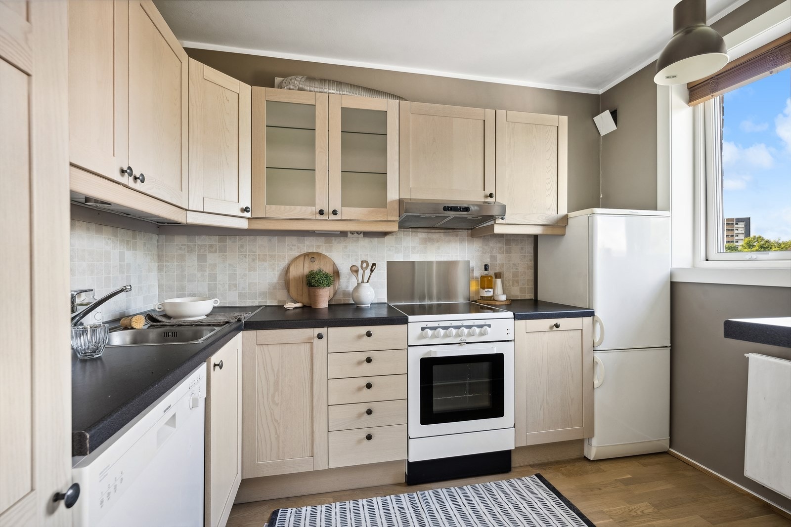 Tidløst kjøkken som inneholder godt med skuff- og skapplass samt fine arbeidsflater Galleribilde