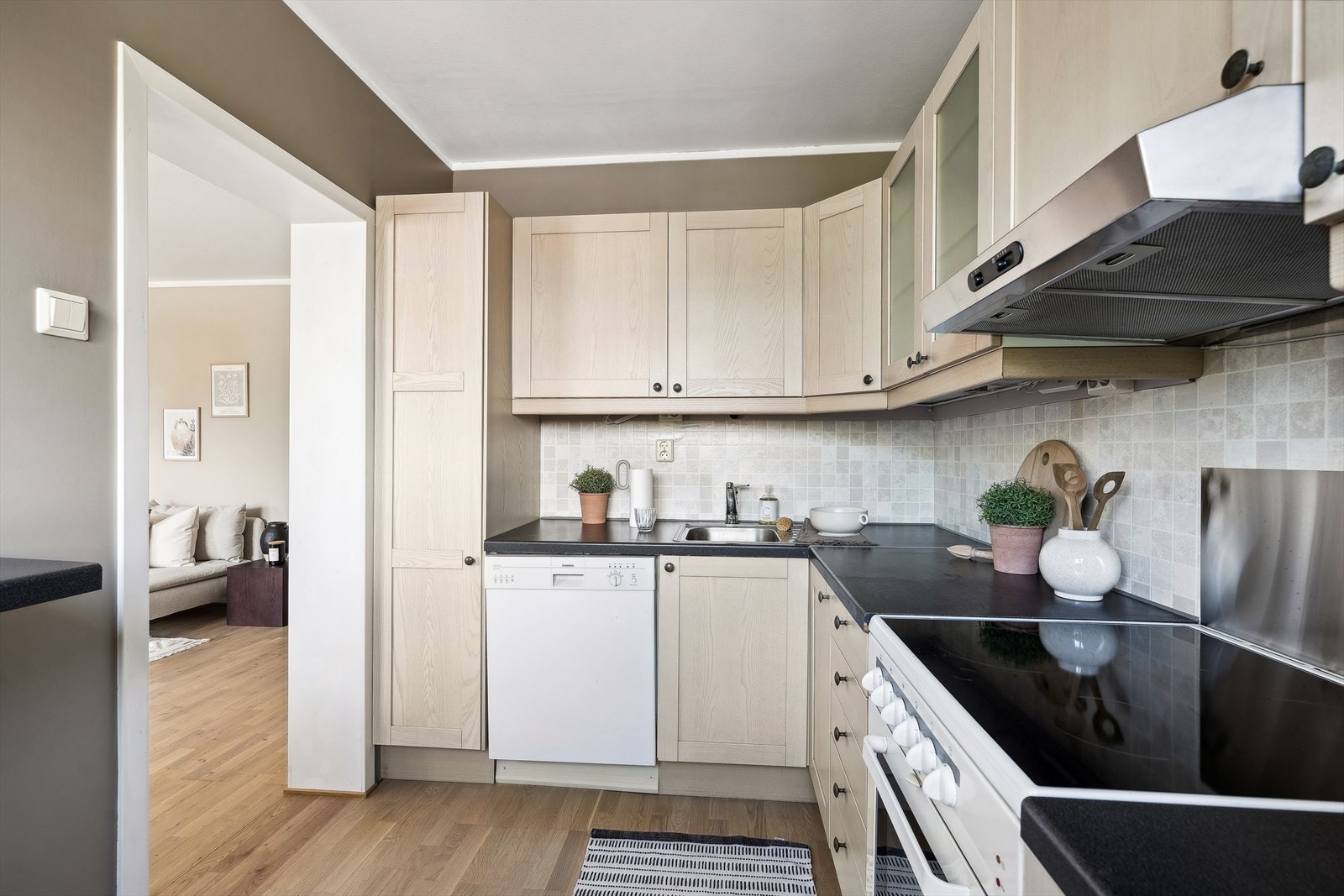 Innredet med profilert innredning, ventilator over platetopp, lys under overskap og opplegg for oppvaskmaskin Galleribilde