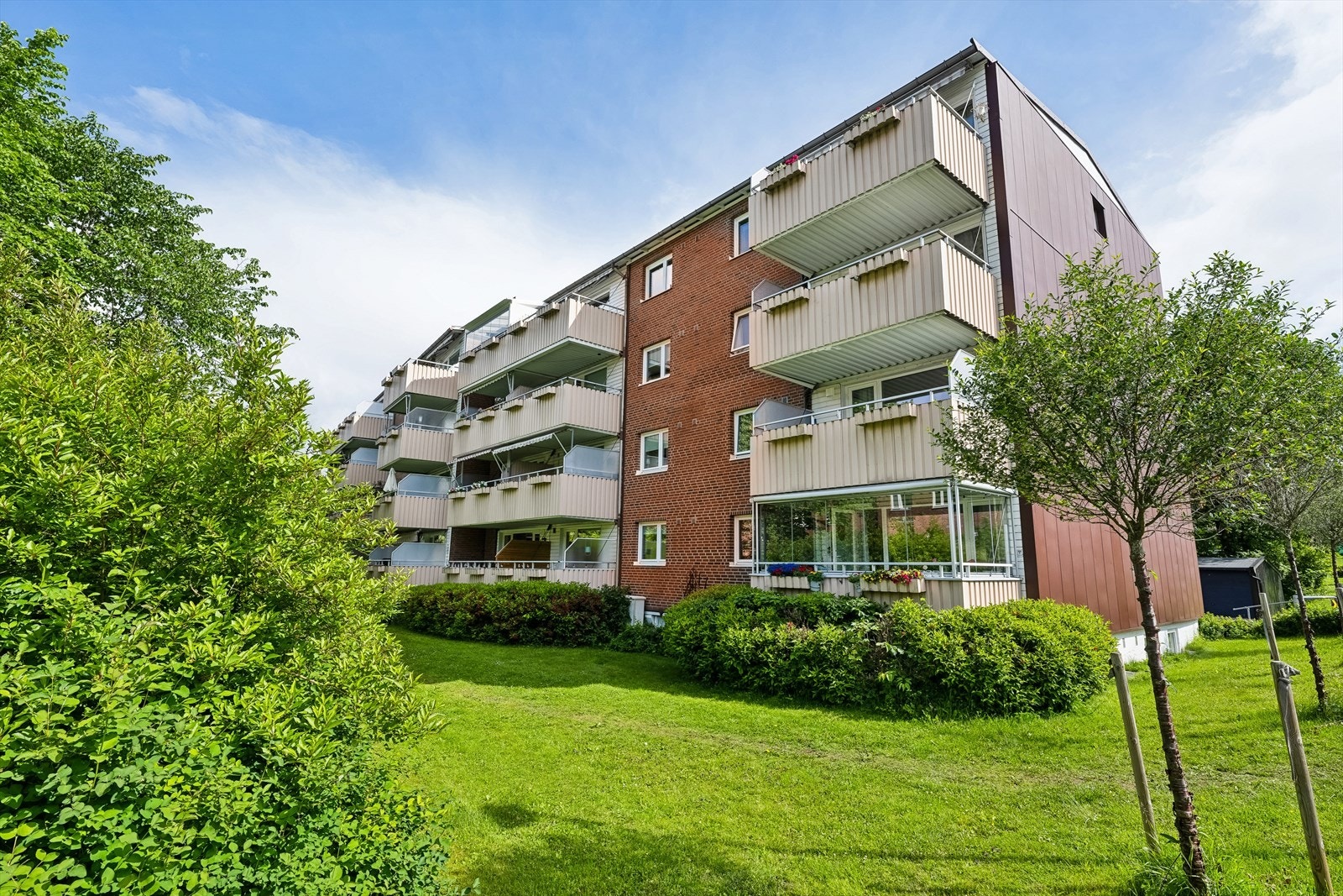 Velholdte fellesarealer omringet av store grøntområder Galleribilde