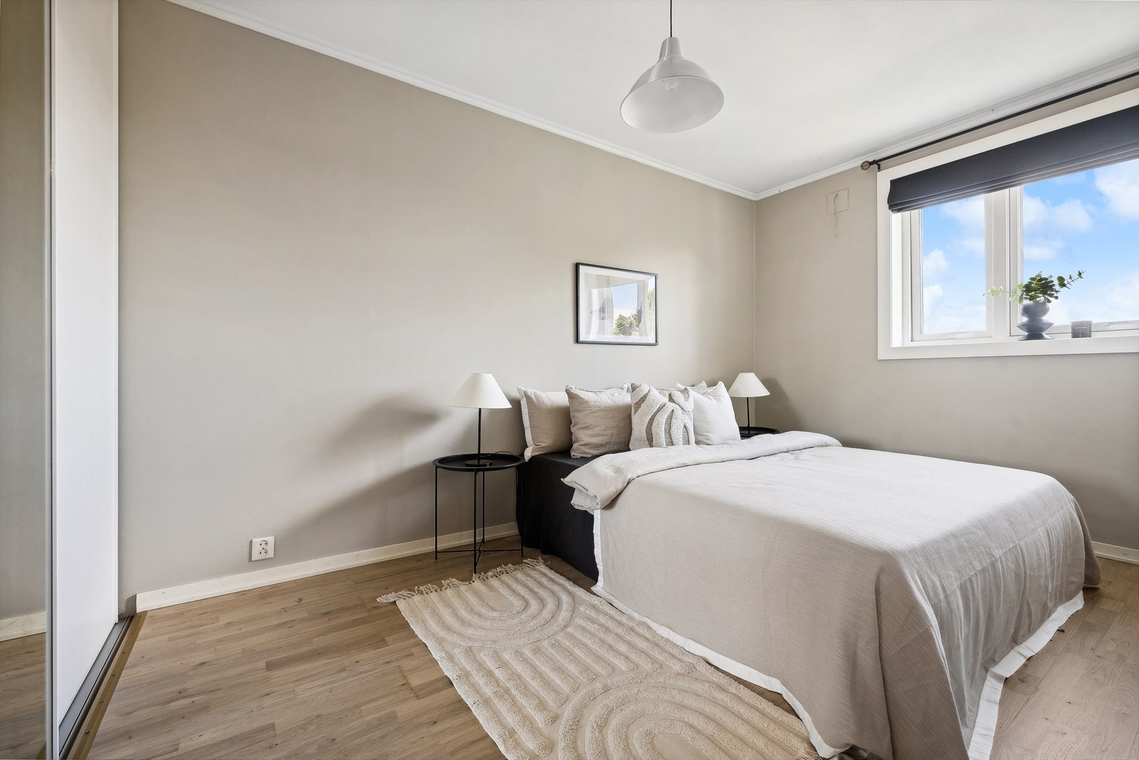 Soverommet er stort og inneholder skyvedørsgarderobe med speilfront Galleribilde