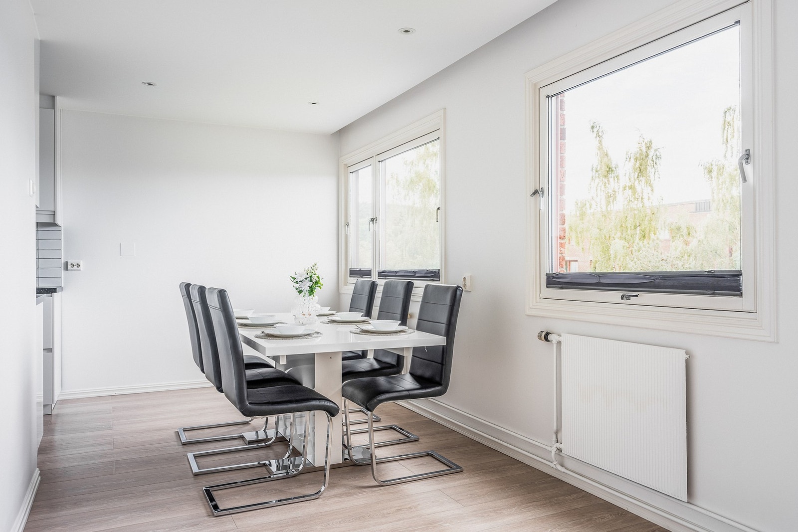 Romslig spisestue med åpent utsyn. Galleribilde