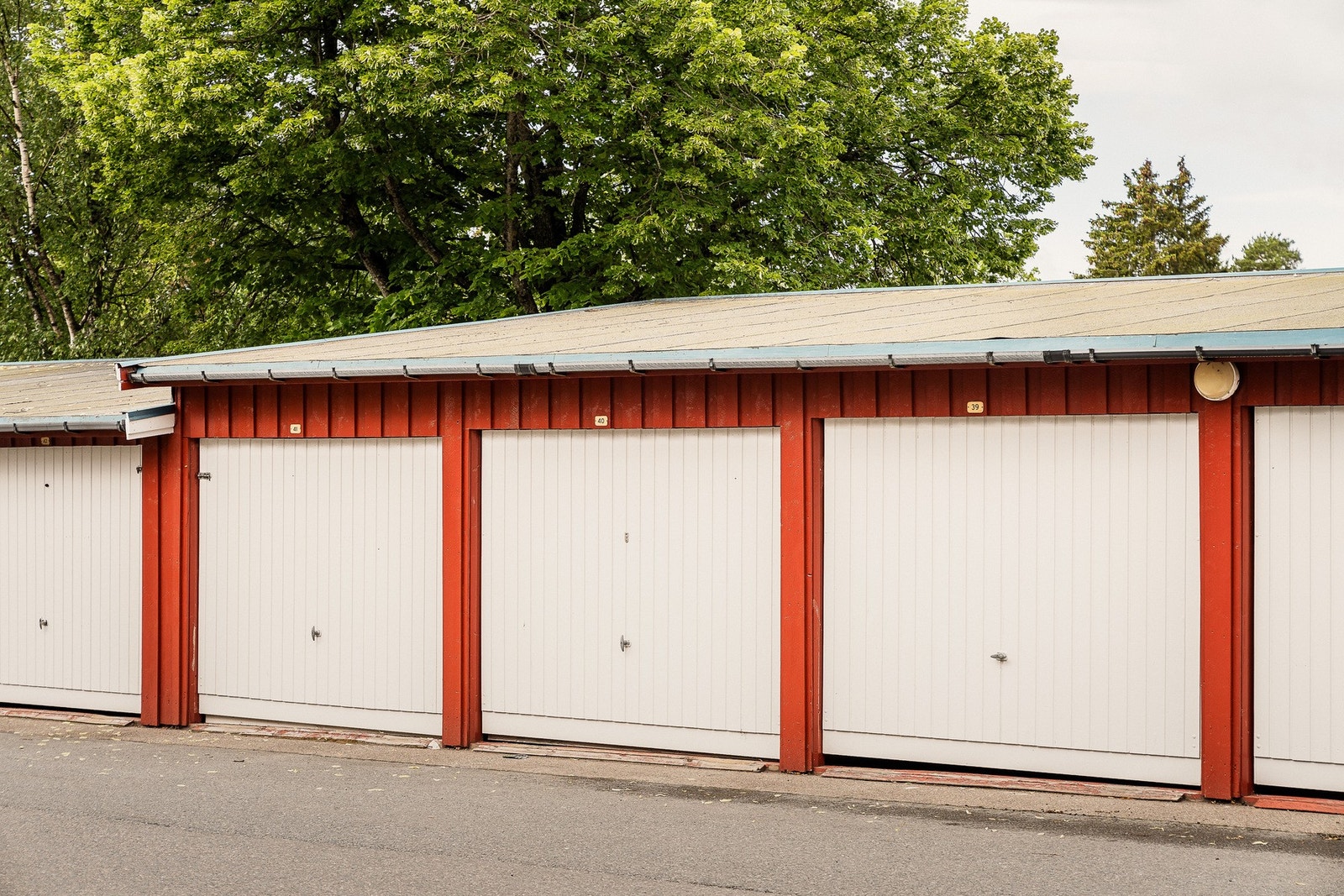 Garasjeplass med automatisk åpner. Galleribilde