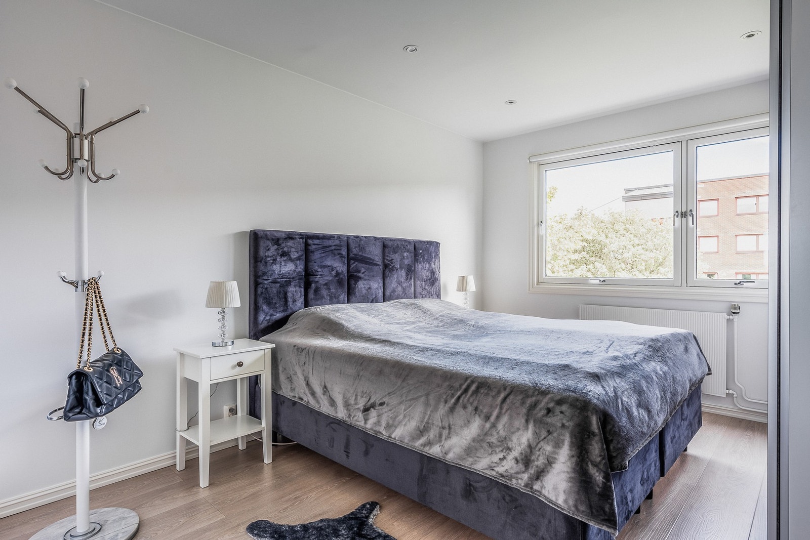 Romslig hovedsoverom med lys atmosfære. Galleribilde