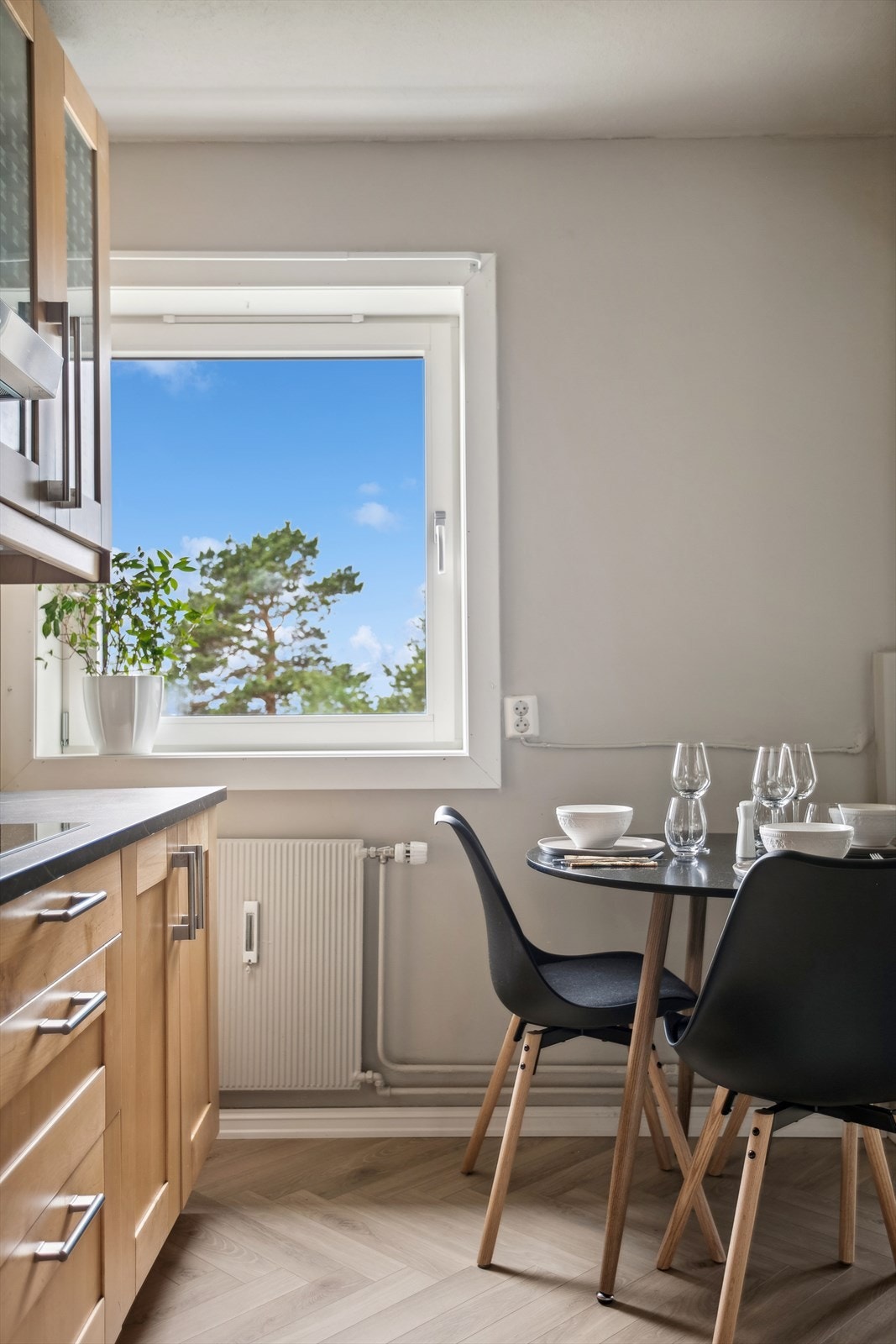 På kjøkkenet er det også god plass til et kjøkkenbord der frokosten kan nytes til hyggelig utsyn. Galleribilde
