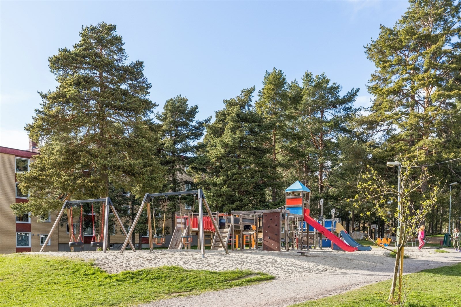 Populær lekeplass i borettslaget. Galleribilde