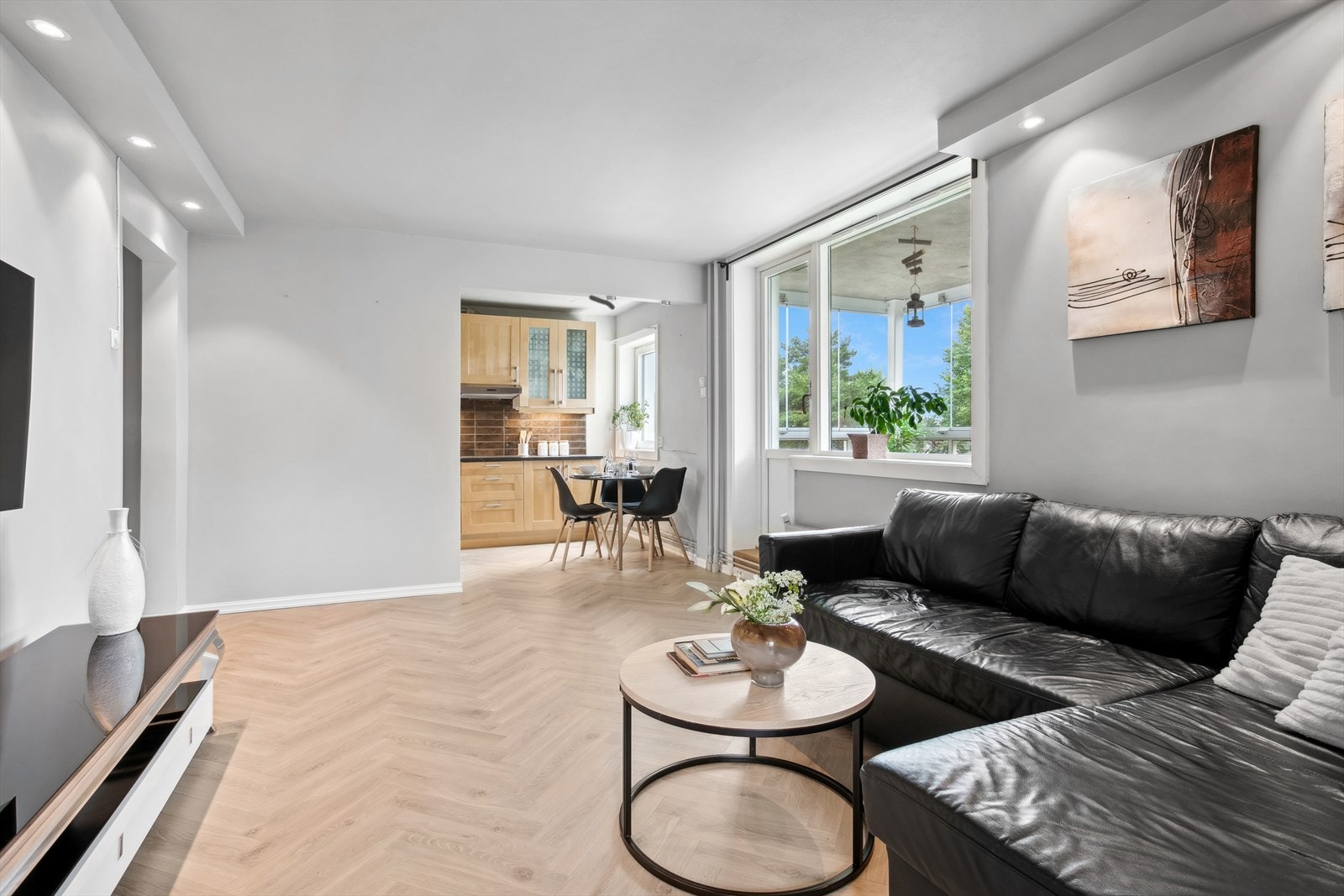 Stuen har delikat fargevalg på slette vegger og et pent laminatgulv fra 2023, samt downlights i himling. Galleribilde