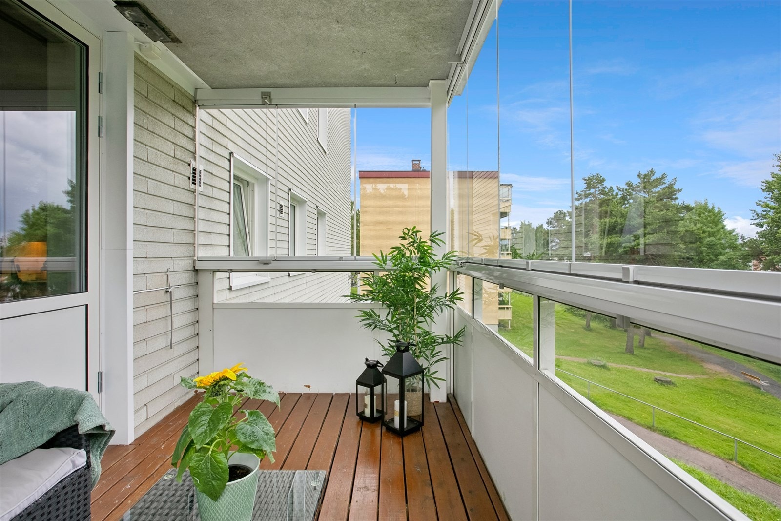 I og med at balkongen er innglasset sitter man lunt og skjermet, også når været ikke er på sitt beste. Galleribilde