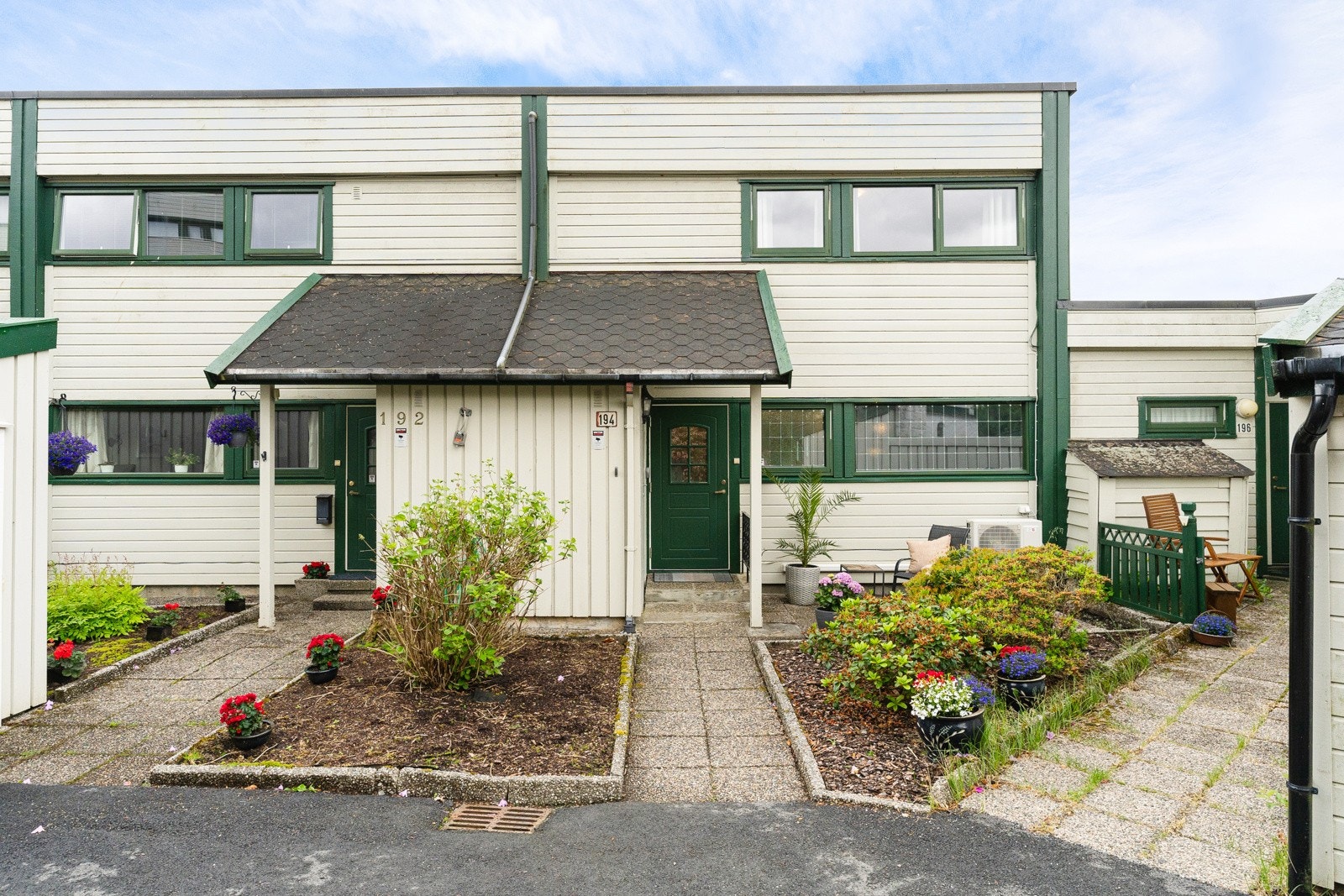 Det er også en utvendig integrert bod og en frittstående bod i rekke som tilhører boligen. Galleribilde