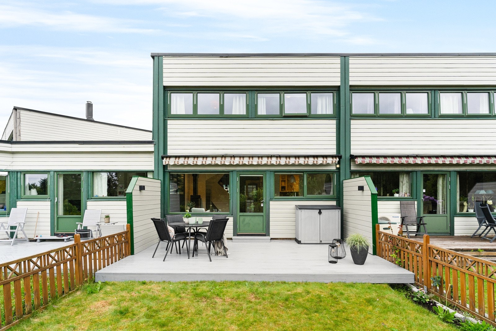 Dette er et innholdsrikt rekkehus med god planløsning, stor terrasse og godsolforhold. Galleribilde