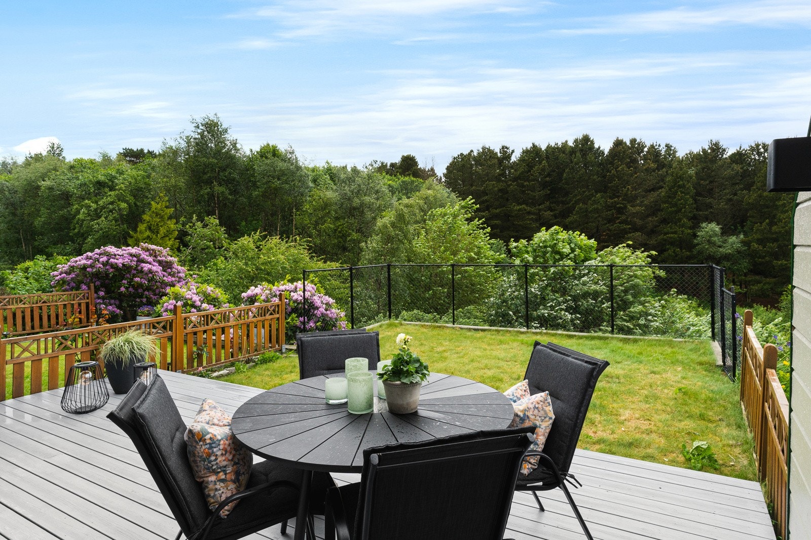 Fra stuen er det utgang til boligens terrasse. Galleribilde