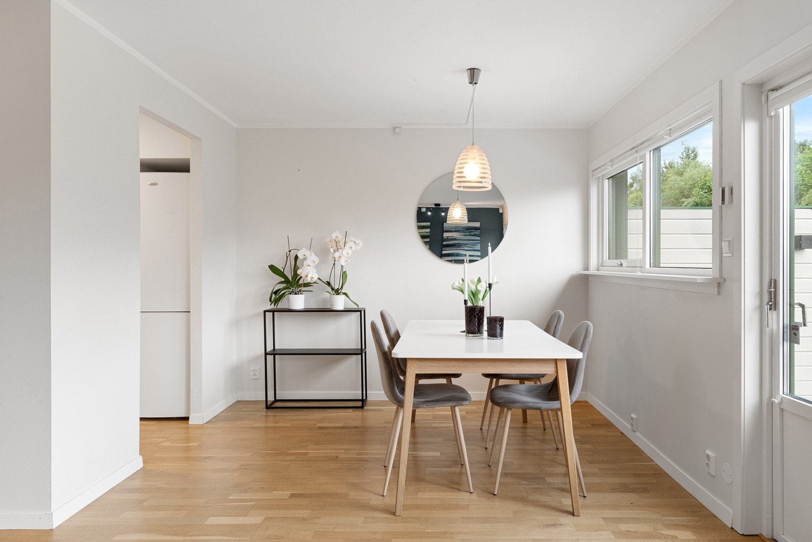 Her er det plass til en spisegruppe hvor man kan nyte middag med venner og familie. Galleribilde