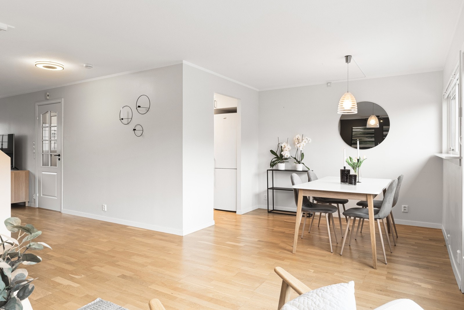 Grunnet rommets størrelse og planløsning er det mulig å møblere i forskjellige soner. Galleribilde