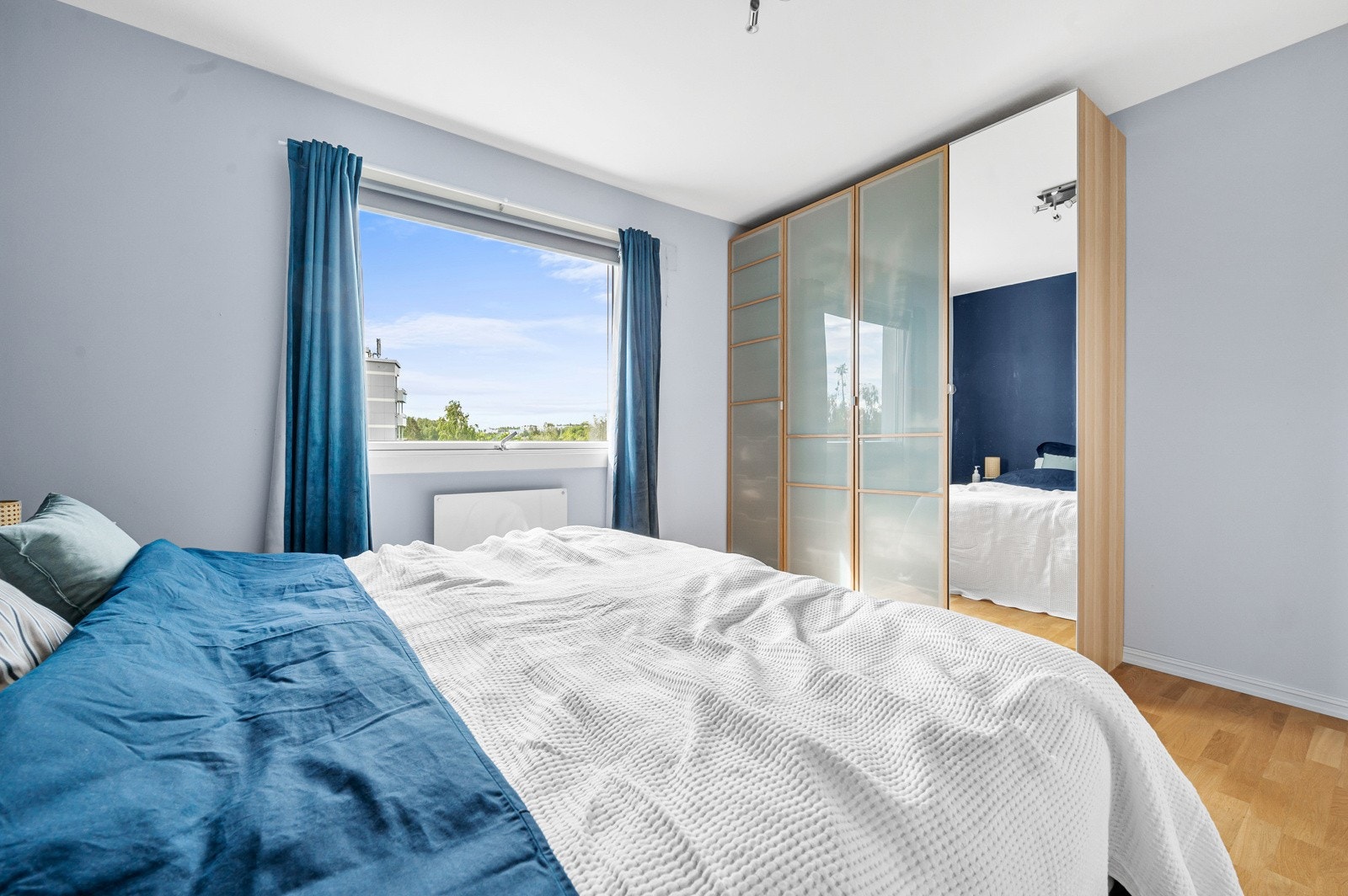 Behagelig hovedsoverom med garderobeskap og plass til dobbeltseng. Galleribilde