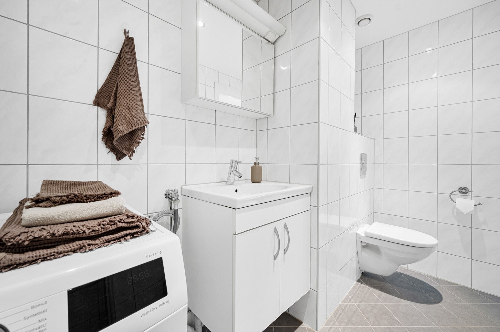 Badet ble rehabilitert i regi av borettslaget som gir en god trygghet mtp. faglig utførelse (det foreligger også ferdigattest). Galleribilde