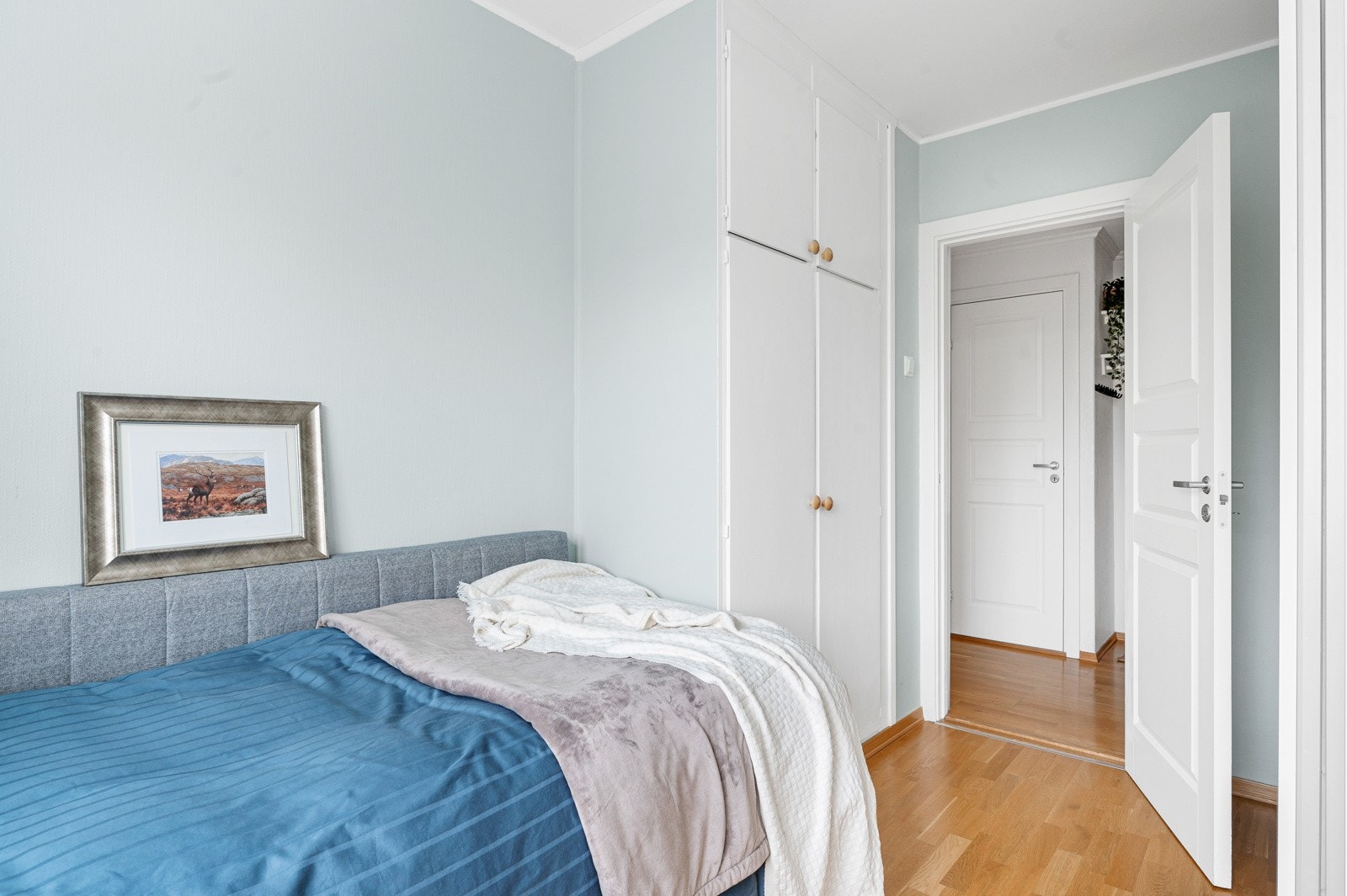 Fint soverom med plass til seng, skrivepult og garderobeskap. Galleribilde