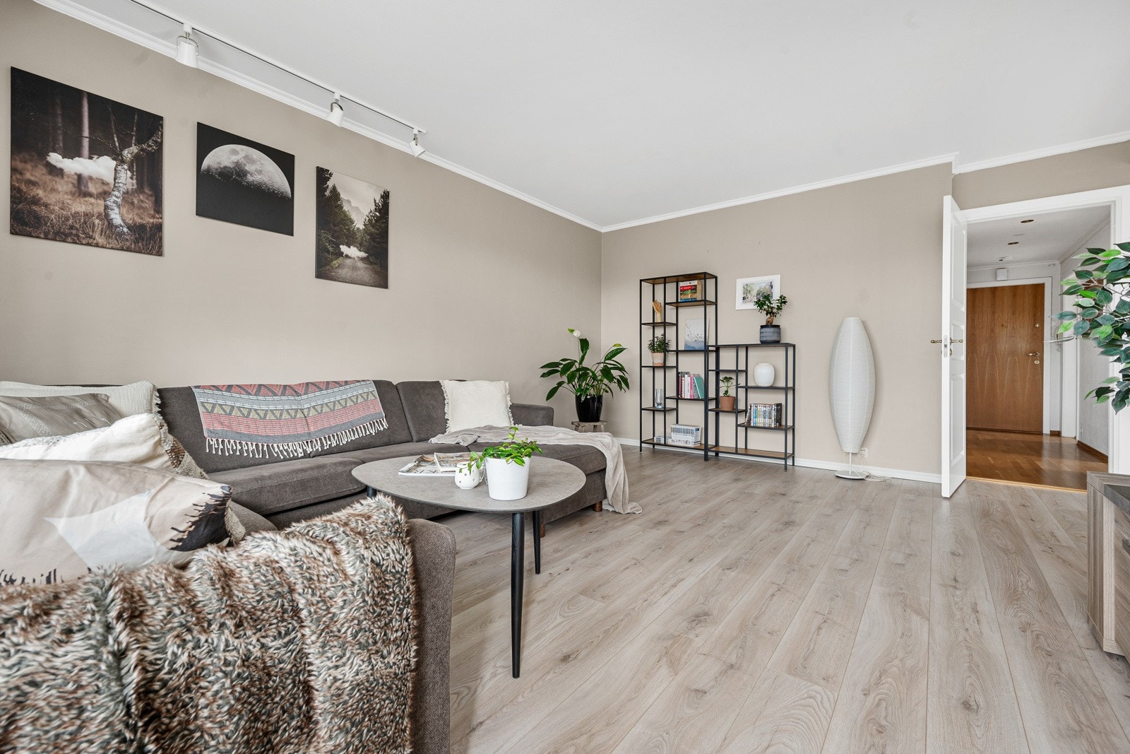 Innbydende og hyggelig 3-roms med gode kvaliteter som bl.a. heisadkomst, trimrom i borettslaget og varmtvann inkludert. Galleribilde