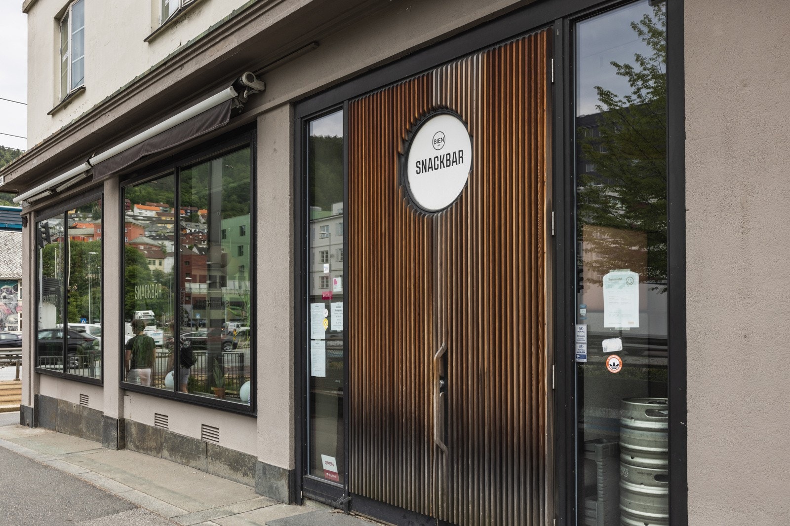 Det er flere restauranter, bakerier og barer innen gangavstand fra boligen. Galleribilde