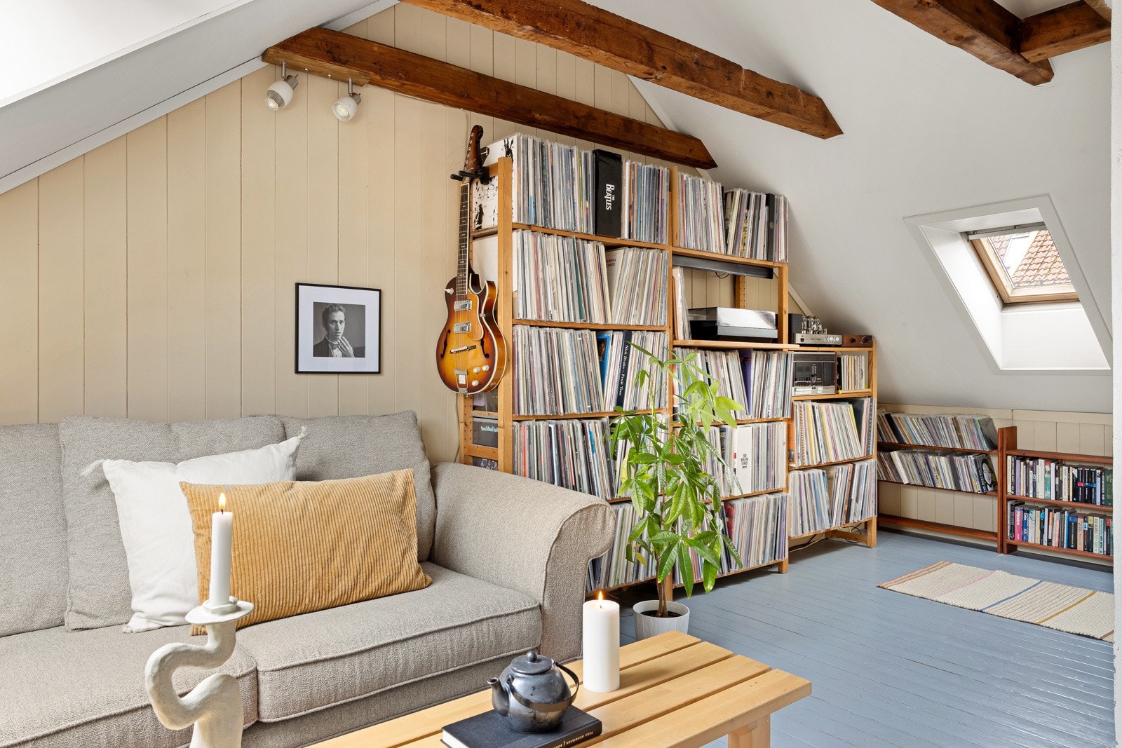 Loftsetasjen er per i dag innredet, og brukes som loftstue. Galleribilde