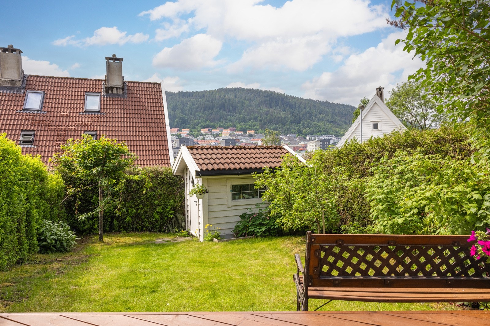 Som om ikke det var nok, er boligen tilknyttet en helt fantastisk hage med gode solforhold. Galleribilde