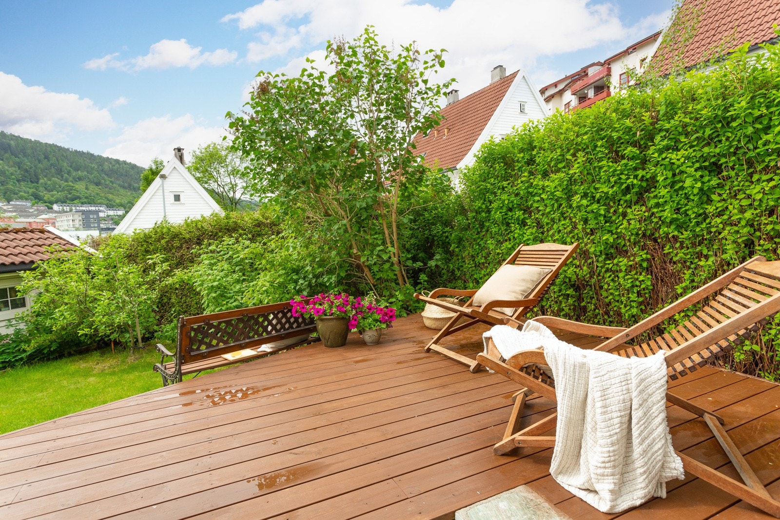 Her er det laget til en koselig terrasse med god plass til utemøblement. Galleribilde