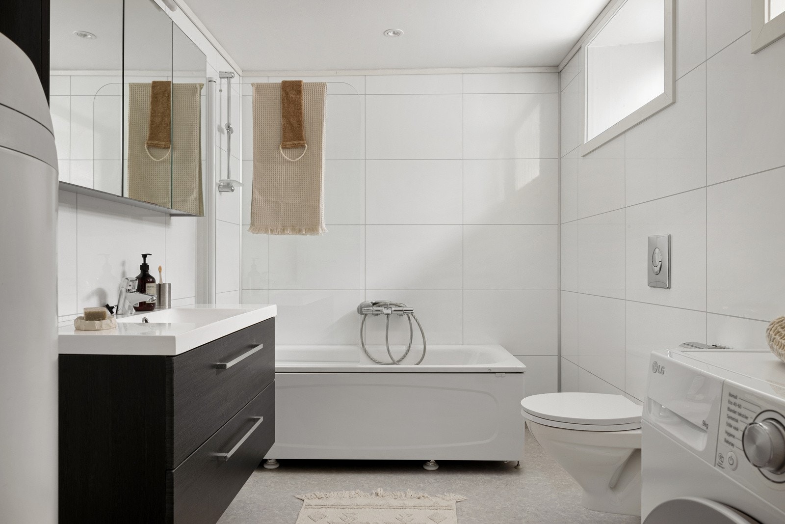Badet i underetasjen er innredet med badekar m/dusj, vegghengt toalett, opplegg for vaskemaskin og varmtvannstank. Galleribilde